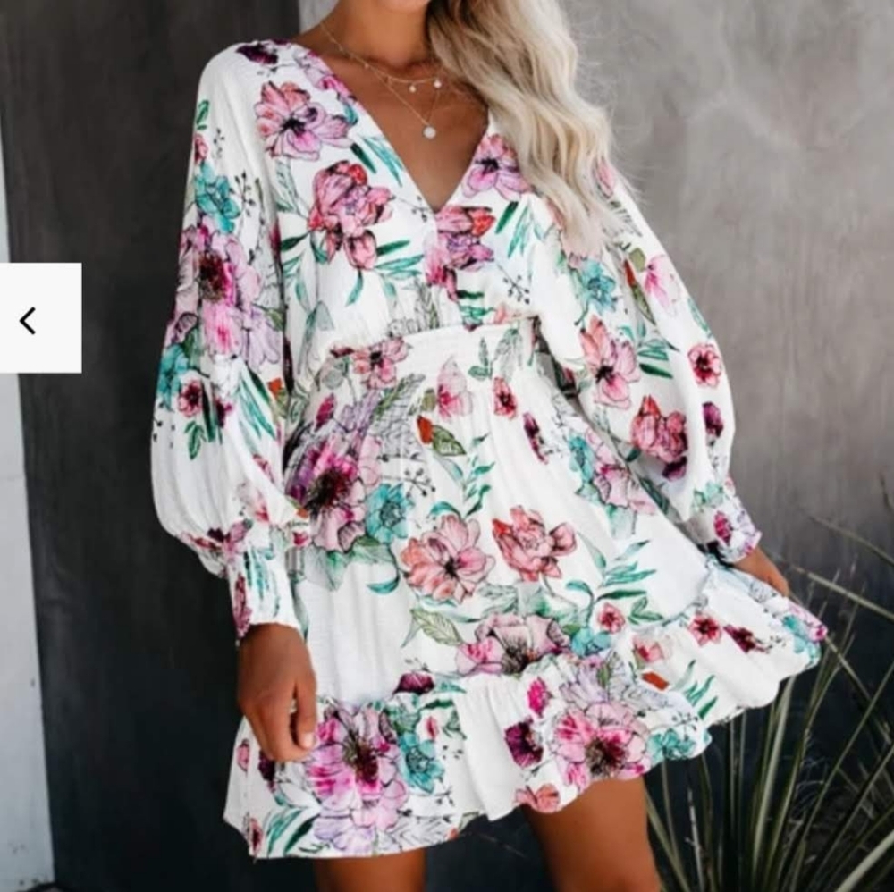 STUNNING FLORAL DRESS NWT M/L